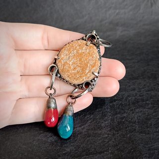 Вид кулона на руке