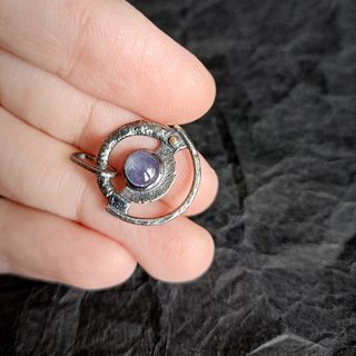 Вид кулона на руке