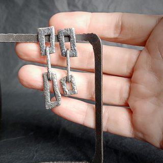 Серьги, вид на руке