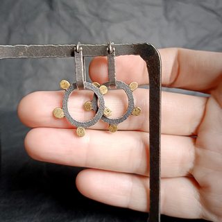 Вид серёг на руке