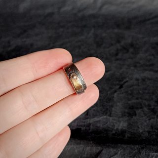 Вид кольца на руке, другой ракурс