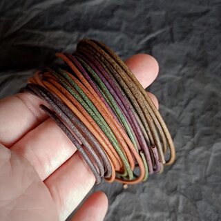 кожаные шнуры разных цветов