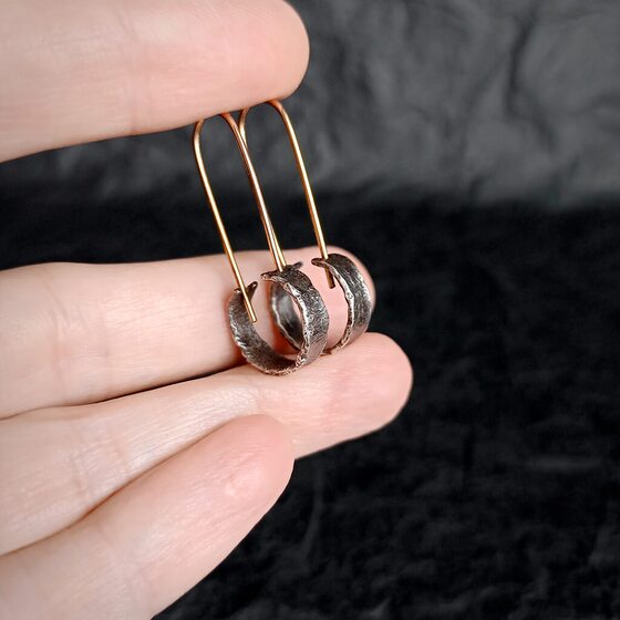 Серьги,вид на руке