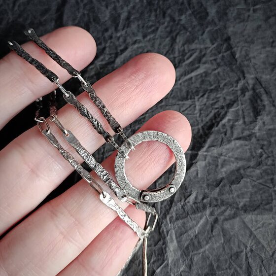 Цепь, вид на руке